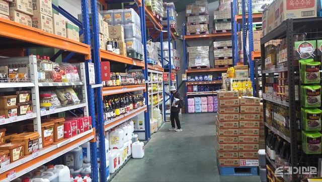 지난 26일 의정부 소재 대형 식자재마트. 창고형마트와 일반마트의 모습이 혼재돼 있다.&nbsp;
