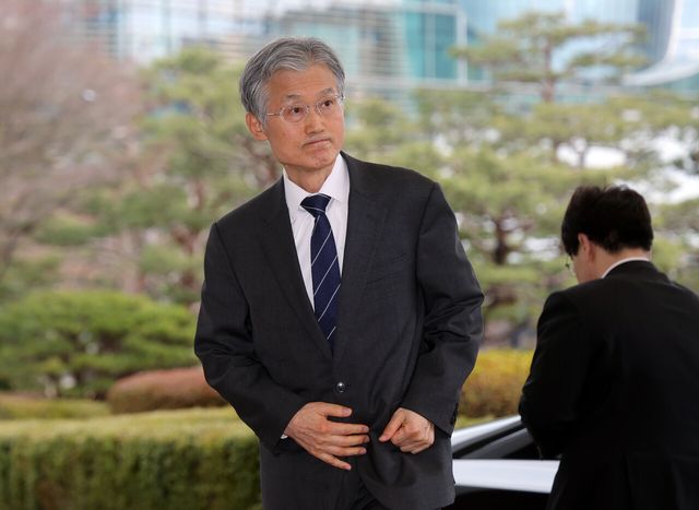 조희대 대법원장이 3일 오전 서울 서초구 대법원에 출근하기 위해 걸음을 옮기고 있다. [사진제공=뉴시스]