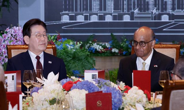 싱가포르를 국빈 방문 중인 이재명 대통령이 2일(현지 시간) 한 호텔에서 열린 국빈만찬에서 타르만 샨무가라트남 대통령과 자리하고 있다. [사진제공=뉴시스]
