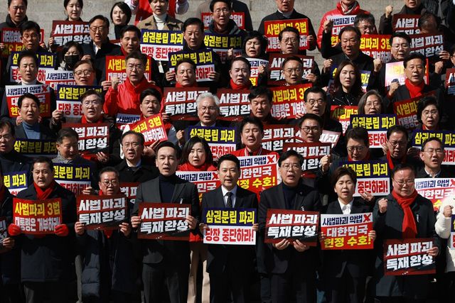 국민의힘 장동혁 대표와 송언석 원내대표 등 참가자들이 3일 서울 여의도 국회에서 열린 ‘자유민주헌정 수호 국민대장정 도보투쟁’ 출정식을 열고 구호를 외치고 있다. [사진제공=뉴시스]<br>