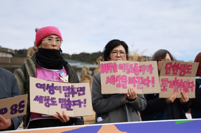 3일 청와대 분수대 앞에서 진행된 ‘2026년 3.8 여성파업 선포 기자회견’에서 참여자들이 손 피켓을 들고 있다. [사진제공=3.8여성파업조직위원회]&nbsp;