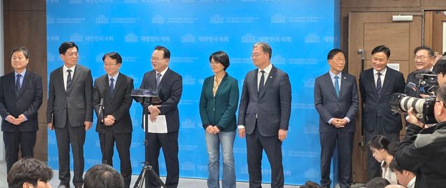 김부겸 전 총리가 대구시장 출마 선언을 한 뒤 언론에 백브리핑으로 추가 설명을 하고 있다. 왼쪽으로 김영배 조승래 권칠승 의원의 모습이 보인다. 김영진 김태년 의원 등 민주당 중진들도 김 전 총리에게 힘을 실어주기 위해 참석했다. ＠투데이신문