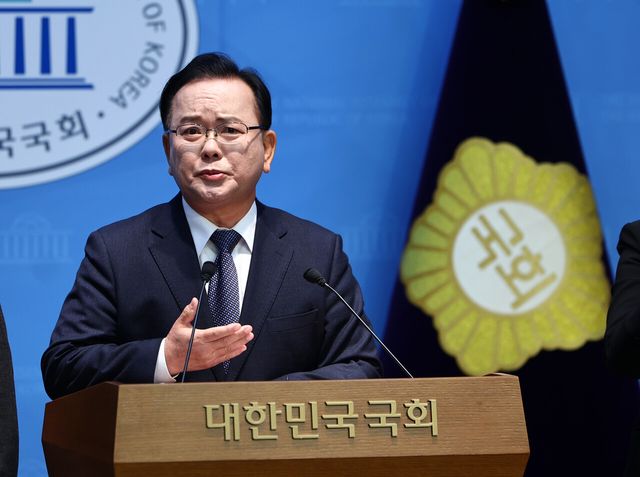 김부겸 전 국무총리가 30일 오전 서울 여의도 국회 소통관에서 대구시장 출마선언 기자회견을 하고 있다. [사진제공=뉴시스]<br>