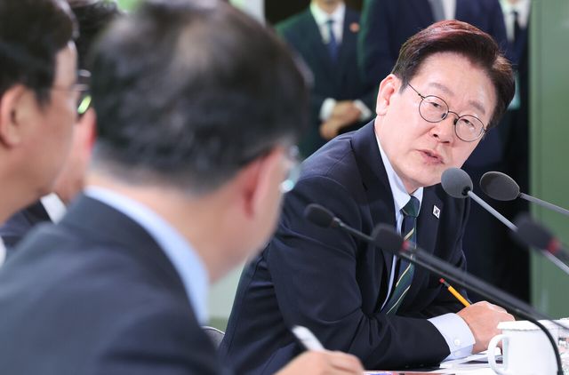 이재명 대통령이 30일 제주 한라대학교에서 열린 '제주의 마음을 듣다' 타운홀 미팅에서 김성환 기후에너지환경부 장관에게 질의하고 있다. [사진제공=뉴시스]