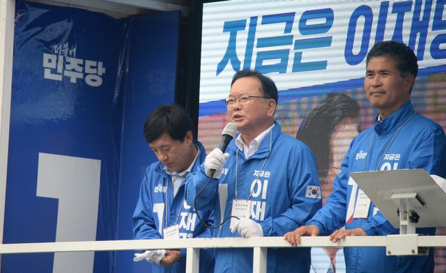 김부겸 전 총리가 대구시장 도전 재수에 나선다. 민주당의 대대적인 지원을 받으며 이번에는 승리할 수 있을지 관심을 모은다. 사진은 지난해 5월 21일 당시 더불어민주당 중앙당 총괄선대위원장으로서 전북 전주시 완산구 효자동을 방문해 지원유세를 하고 있는 있는 모습. [사진제공=뉴시스]