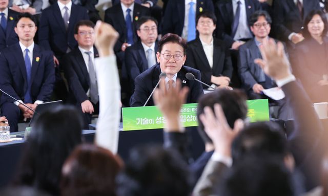 이재명 대통령이 30일 제주 한라대학교에서 열린 '제주의 마음을 듣다' 타운홀 미팅에서 참석자 질문을 받고 있다. [사진제공=뉴시스]