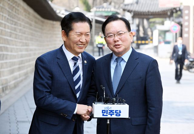 정청래 더불어민주당 대표와 김부겸 전 국무총리가 26일 서울 중구 달개비에서 회동한 뒤 회동 내용에 관해 설명하고 있다. [사진제공=뉴시스]