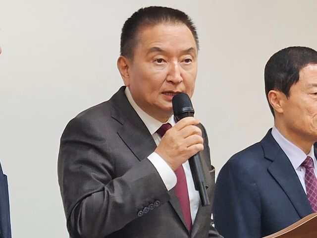 김영환 충북지사가 지난 24일 청주시 상당구 문화동 충북도청 브리핑룸에서 기자회견을 열고 국민의힘 공천관리위원회의 컷오프(공천 배제)와 관련한 입장을 밝히고 있다. [사진제공=뉴시스]<br>