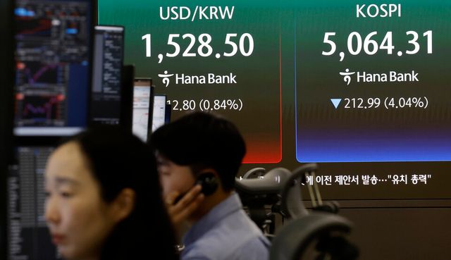 원·달러 환율이 전 거래일 주간거래 종가(1515.7원)보다 4.2원 오른 1519.9원에 개장한 31일 오전 서울 중구 하나은행 딜링룸 전광판에 지수가 표시 되고 있다. [사진=뉴시스]