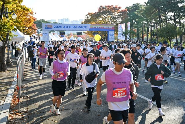 지난해 세계자폐인의 날을 맞아 열린 오티즘 레이스에서 참가자들이 달리기를 시작하고 있다.&nbsp;