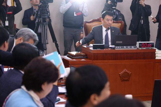 김용민 국회 법사위원장 직무대행이 지난 30일 서울 여의도 국회에서 열린 법제사법위원회 전체회의에서 민주유공자 예우에 관한 법률안을 가결시키고 있다. [사진제공=뉴시스]<br>