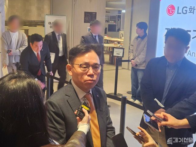 LG화학 김동춘 사장이 31일 서울 여의도 LG트위타워 동관에서 열린 제25기 정기 주주총회장 입구에서 취재진의 질문에 답변하고 있다.&nbsp;ⓒ투데이신문