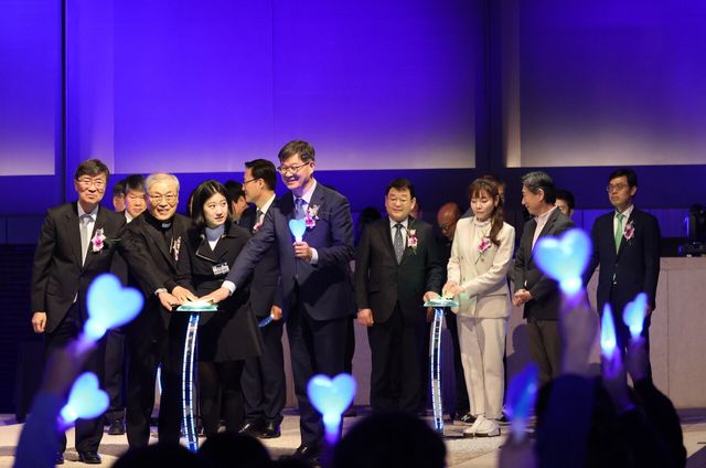 2024년 4월 2일 세계자폐인의 날을 맞아 모인 한국자폐인사랑협회 관계자들이 블루라이트 점등 기념식에 참가하고 있다. [사진제공=한국자폐인사랑협회]