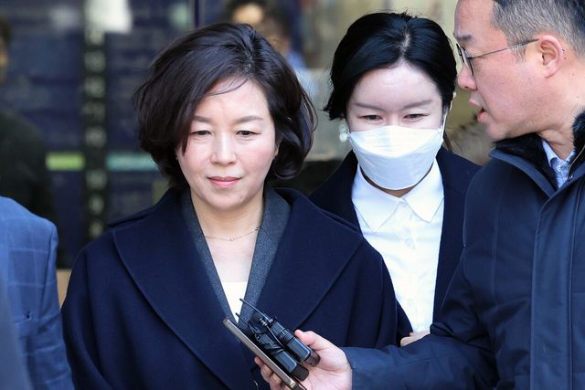 공천헌금 의혹을 받고 있는 김경 전 서울시의원이 지난 3일 서울 서초구 서울중앙지방법원에서 진행된 구속 전 피의자 심문(영장실질심사)을 마치고 청사를 빠져나가고 있다. [사진제공=뉴시스]