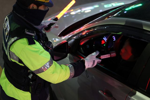 지난 2024년 12월 3일 저녁 경찰이 서울 관악구 서울대입구역 인근 도로에서 음주·약물운전 단속을 진행하고 있다. [사진제공=뉴시스]