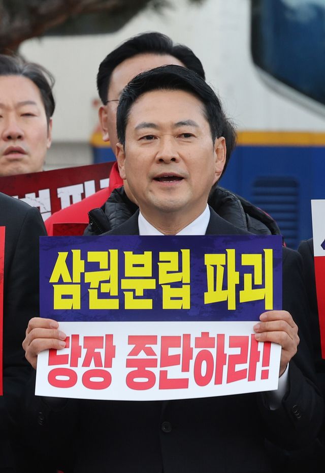 장동혁 국민의힘 대표가 3일 오후 서울 종로구 청와대 사랑채 앞에서 열린 사법독립 헌정수호 국민 기자회견에서 구호를 외치고 있다. [사진제공=뉴시스]