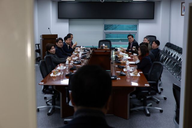 국민의힘 이성권 등 '대안과 미래' 소속 의원들이 4일 서울 여의도 국회 의원회관에서 회의를 하고 있다. [사진제공=뉴시스]