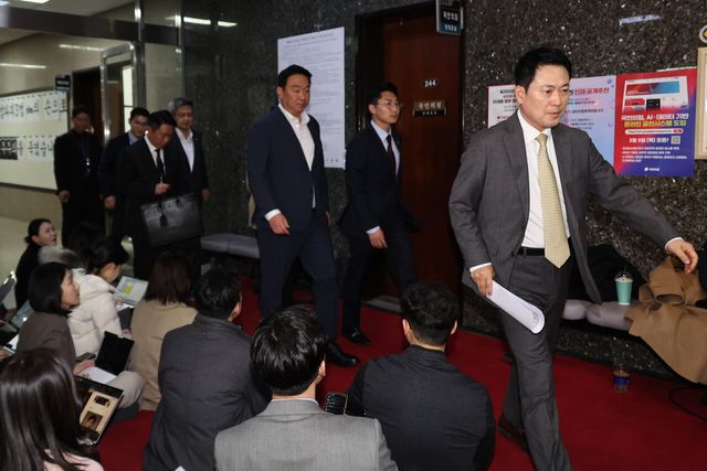 장동혁 국민의힘 대표가 4일 오후 서울 여의도 국회에서 국민의힘 소장파 모임 '대안과 미래' 간사인 이성권 의원과의 면담을 마친 뒤 이동하고 있다. [사진제공=뉴시스]