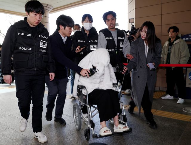 약물을 복용한 상태로 서울 반포대교를 달리다가 한강 둔치로 추락한 포르쉐 차량 운전자 30대 여성 A씨가 지난달 27일 서울 마포구 서울서부지방법원에서 마약류관리법 위반 및 도로교통법상 약물운전 혐의로 구속 전 피의자 신문(영장실질심사)를 받기 위해 출석하고 있다. [사진제공=뉴시스]