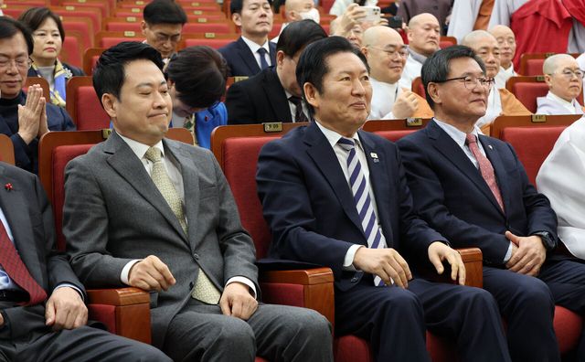 정청래 더불어민주당 대표와 장동혁 국민의힘 대표가 4일 서울 여의도 국회 도서관에서 열린 2026 국회정각회 신춘법회에 참석해 자리하고 있다. [사진제공=뉴시스]<br>