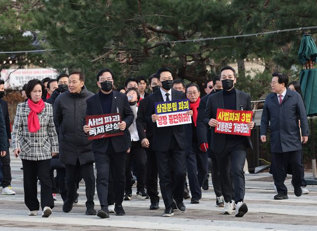 장동혁(앞줄 왼쪽 두번째) 국민의힘 대표를 비롯한 소속 의원과 당협위원장들이 3일 오후 자유민주헌정 수호 국민대장정 도보투쟁을 하고 있다. [사진제공=뉴시스]