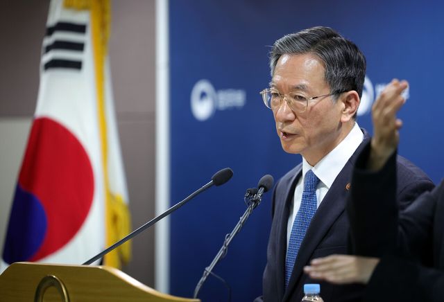 법무부 정성호 장관이 지난 3일 경기도 과천시 정부과천청사 법무부 브리핑실에서 ‘2030 이민정책 미래전략’에 대해 설명하고 있다. [사진제공=뉴시스]