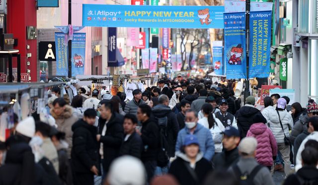지난 2월 15일 서울 명동거리를 걷는 많은 내외국인 관광객들의 모습. [사진제공=뉴시스]<br>