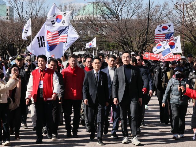 국민의힘 의원들이 지난 3일 서울 여의도 국회에서 청와대를 향해 행진을 하고 있다. [사진제공=뉴시스]&nbsp;