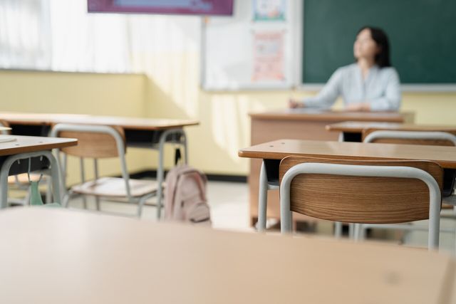 빈 교실에 한 교사가 앉아 있다. [사진제공=게티이미지뱅크]