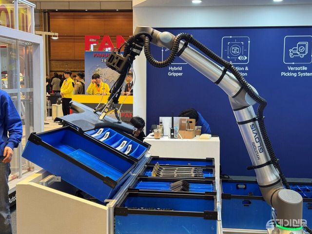 현대글로비스 원 키트 피킹 로봇이 평평한 부품을 들어 올리는 모습. ⓒ투데이신문