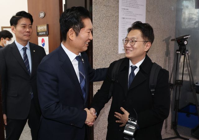 정청래 더불어민주당 대표가 지난달 24일 오전 서울 여의도 국회에서 김남준 전 대통령비서실 대변인과 면담을 마치고 악수를 하고 있다. [사진제공=뉴시스]<br>