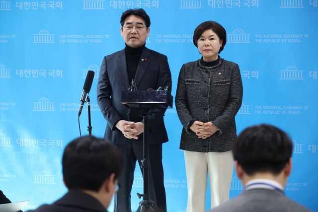 국민의힘 소장파 모임 '대안과 미래' 간사인 이성권 의원과 조은희 의원이 4일 오후 서울 여의도 국회 소통관에서 장동혁 대표, 송언석 원내대표 면담 결과를 브리핑 하고 있다. [사진제공=뉴시스]