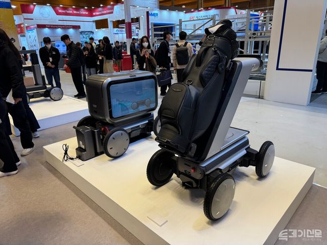 배달·사이니지 탑 모듈과 골프 카트 탑 모듈을 각각 장착한 모베드. ⓒ투데이신문