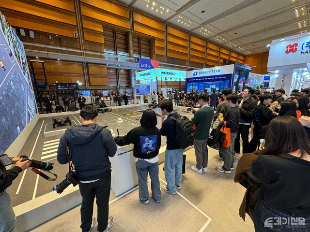 모베드 시연을 관람하는 참관객들. ⓒ투데이신문