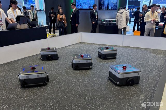 ‘2026 스마트공장·자동화산업전(AW 2026)’ 현대무벡스 부스에서 AMR 군집 퍼레이드가 진행되고 있다. ⓒ투데이신문