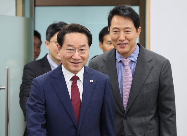 오세훈 서울시장과 유정복 인천시장이 지난해 4월 22일 서울 중구 서울시청 영상회의실에서 열린 ‘사교육비 경감 및 교육격차 해소를 위한 서울특별시-인천광역시 서울런 업무협약식’에 입장하고 있다. [사진제공=뉴시스]&nbsp;<br>