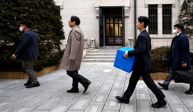 지난해 12월 19일 ‘관봉권 띠지 폐기 의혹’ 등에 대해 수사를 맡은 안권섭 상설 특별검사팀이 서울 중구 한국은행에서 발권국 수색·검증 영장을 집행하고 있다. [사진제공=뉴시스]
