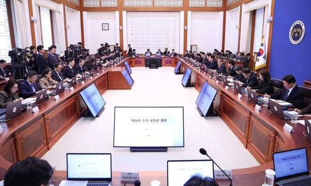 이재명 대통령이 6일 청와대에서 수석보좌관회의를 주재하고 있다. [사진제공=뉴시스/청와대통신사진기자단]