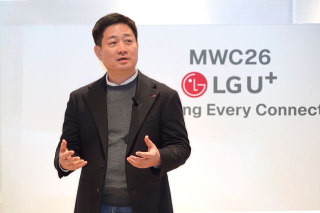 LG유플러스가 통신과 AX기술의 솔루션화를 주도하는 글로벌 AI 소프트웨어 기업(Global AI Software Company)으로 도약하겠다는 중장기 비전을 제시했다. 지난 4일(현지시각) 스페인 바르셀로나에서 열린 MWC26 기자 간담회에 참석한 홍범식 CEO의 모습. [사진=LG유플러스]