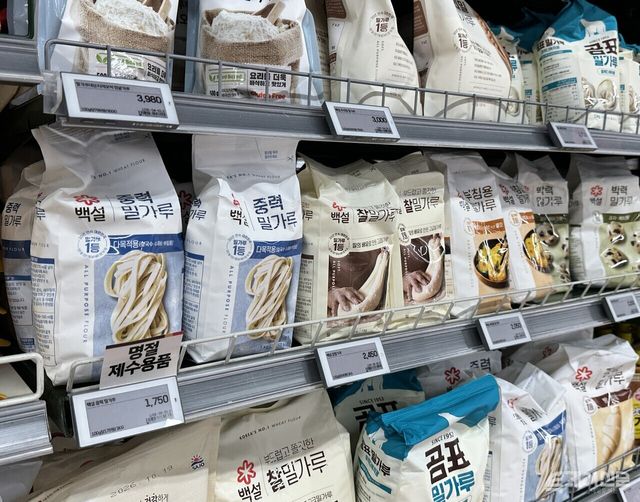 서울 시내 한 대형마트에 밀가루 제품이 진열돼 있다. ⓒ투데이신문
