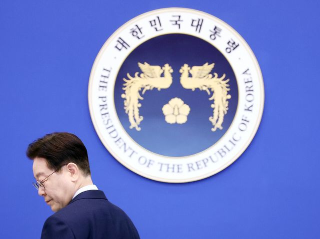 이재명 대통령이 6일 청와대에서 열린 수석보좌관회의에 입장하고 있다. [사진제공=뉴시스/청와대통신사진기자단]