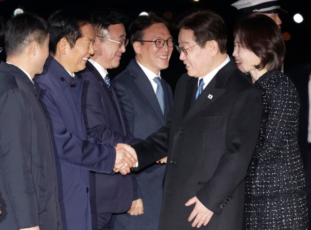 싱가포르-필리핀 국빈 방문 일정을 마친 이재명 대통령이 4일 경기 성남 서울공항에 도착해 정청래 더불어민주당 대표와 인사하고 있다. [사진제공=뉴시스]