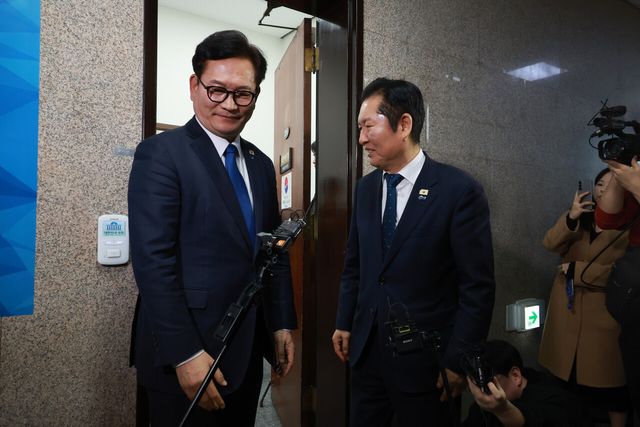 더불어민주당 정청래 대표와 송영길 전 대표가 5일 서울 여의도 국회 정 대표실에서 면담 후 나와 인사를 하고 있다. [사진제공=뉴시스]