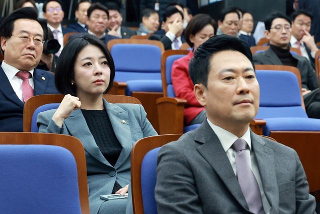 &nbsp;국민의힘 장동혁 대표와 배현진 의원이 23일 서울 여의도 국회에서 열린 의원총회에 참석하고 있다. 2026.02.23. kkssmm99@newsis.com<br>