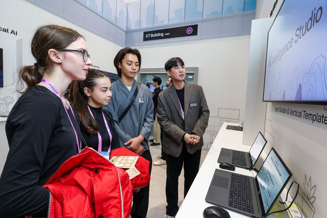 KT가 ‘MWC26’에서 산업 현장의 AX 확산을 도울 AI 에이전트 제작 플랫폼 ‘에이전트 빌더(Agent Builder)’를 공개했다. 참관객들이 KT 에이전트 빌더와 산업별 AI 템플릿 전시를 관람하는 모습. [사진=KT]
