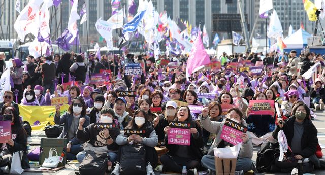 2025년 3월 8일 서울 종로구 광화문 인근에서 개최된 3.8 세계여성의 날 기념 제40회 한국여성대회 현장 모습. [사진제공=뉴시스]