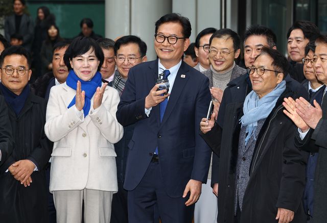 송영길 전 더불어민주당 대표가 지난 2월 13일 서울 서초구 서울고등법원에서 열린 '더불어민주당 전당대회 돈봉투' 의혹 관련 2심에서 무죄를 선고 받은 뒤 발언하고 있다. 2심은 1심 판결을 파기하고, 송 대표에게 제기된 혐의 전부에 대해 무죄를 선고했다. [사진제공=뉴시스]