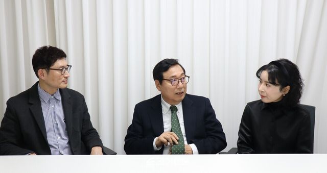 <한국, 한국인>의 공동 저자 (왼쪽부터) 권형균 대표, 유기풍 총장, 김도영 교수 ©투데이신문<br>