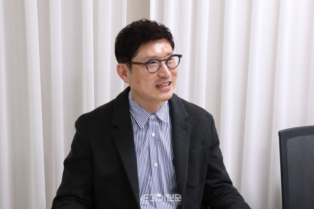 <한국, 한국인>의 공동 저자인 권형균&nbsp;GGCS 대표가 투데이신문과 인터뷰하고 있다.&nbsp;©투데이신문