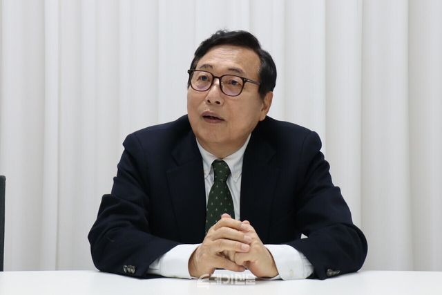 <한국, 한국인>의 공동 저자인 유기풍 전 서강대 총장이 투데이신문과 인터뷰하고 있다.&nbsp;©투데이신문